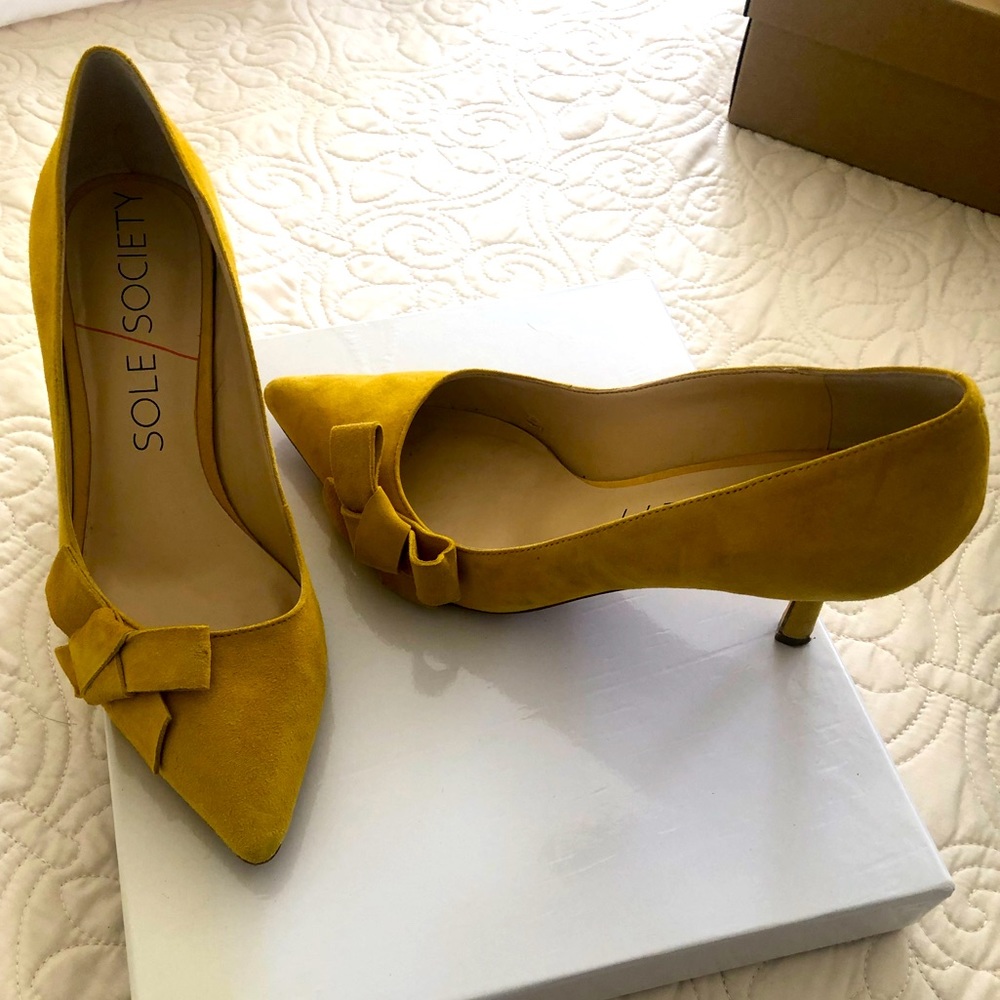 Sole Society “Jensine” mustard suede bow pumps